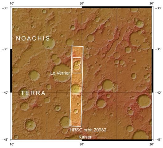 사진 가운데 네모 안의 네모가 삼중 크레이터 지역이다.