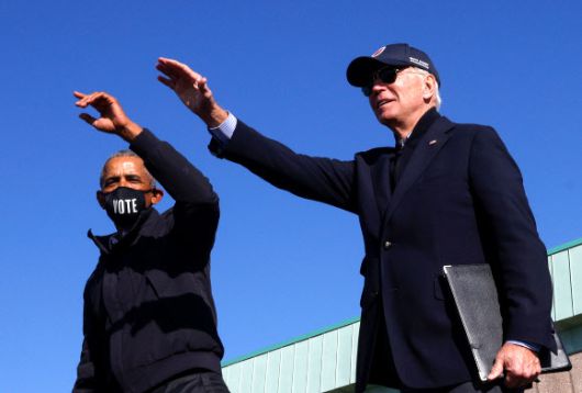 버락 오바마(왼쪽) 전 대통령과 함께 유세에 나선 조 바이든 민주당 대선후보가 미시간주 플린트의 유세에서 관중들에게 손짓하고 있다. 플린트 로이터 연합뉴스