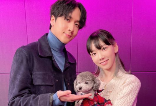 라비가 진행하는 네이버 방송에 출연한 태연 라비. 네이버 나우.