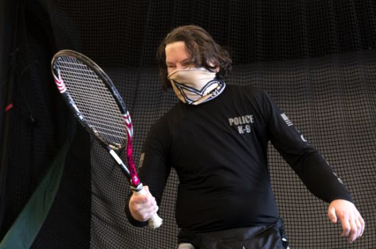 조 디메오가 지난달 25일(현지시간) 뉴욕대학 랑곤 병원에서 테니스 라켓을 새 손으로 쥐어 보이고 있다.뉴욕 AP 연합뉴스