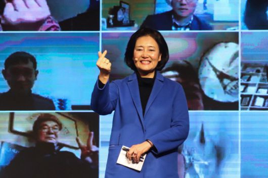 - 박영선 전 중소벤처기업부 장관이 26일 오전 서울 여의도 중소기업중앙회관에서 열린 서울시장 출마 선언을 마친 뒤 화상으로 참석한 시민들에게 손가락 하트를 만들어 보이고 있다. 2021. 1. 26 국회사진기자단