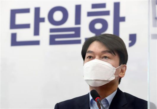 - 안철수 국민의당 대표가 19일 오후 서울 여의도 국회에서 야권단일화 관련 기자회견을 하고 있다. 안 대표는 “국민의힘 경선플랫폼을 야권 전체에 개방해주십시오”라고 제안하며 야권 승리를 위해 개방형 경선플랫폼에 참여하겠다고 밝혔다. 2021.1.19/뉴스1