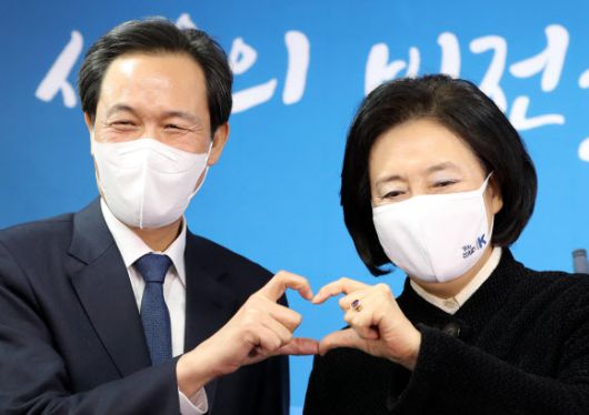 기념촬영하는 우상호-박영선 - 서울시장 보궐선거 출마 선언을 한 더불어민주당 우상호 의원과 박영선 전 중소벤처기업부 장관이 27일 서울 여의도 더불어민주당 서울시당에서 열린 ‘민주당 정책엑스포 in 서울’에서 기념촬영을 하고 있다. 2021.1.27 연합뉴스