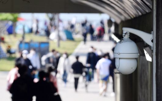 지난달 25일 서울 서초구 반포한강공원에서 실종됐던 대학생 손정민씨가 실종 닷새 만에 숨진 채 발견됐다. 경찰은 폐쇄회로(CC)TV 등 증거 확보에 애를 먹고 있다. 2일 한강공원 반포나들목에 설치된 CCTV 카메라가 시민들을 촬영하고 있다.박윤슬 기자 seul@seoul.co.kr
