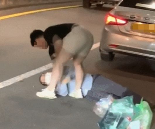 신림동서 택시기사 폭행 중인 20대 남성 모습 - 온라인커뮤니티 보배드림 캡처. 2021-05-10