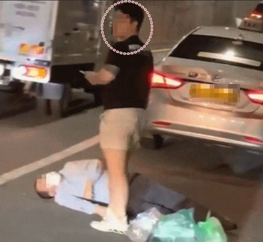- 택시기사 폭행남 …마스크도 안 쓰고 몸엔 문신지난 5일 서울 관악구 신림동에서 60대 택시기사를 기절할 때까지 마구 폭행한 20대 A씨가 마스크(빨간원 안)를 착용하지 않은 채 폭행 직후 서 있다. 보배드림 캡처 2021-05-10
