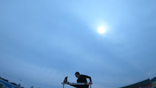 허들을 이용해 스트레칭을 하고 있는 김지은 선수