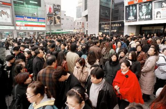 서울 종로3가 극장 전성시대를 이끈 1990년대 서울극장 모습. 한국영화 ‘쉬리’가 100만 관객을 끌어모은 1999년 3월 서울극장 앞에 영화가 끝나자 밖으로 나오려는 관객들과 극장안에서 들어가려는 입장객들이 뒤엉켜 북새통을 이루고 있다.서울신문 DB