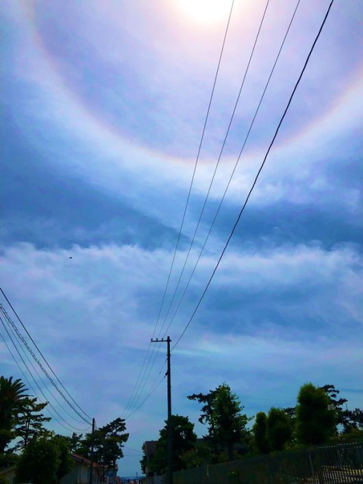 상대적으로 기온이 낮은 권층운 속에는 아주 작은 얼음 결정이 많은데, 햇볕이 권층운을 통과하면서 이 얼음 결정과 만나 반사되거나 굴절되면서 둥근 무지개가 형성된다./사진=@yuhmari 트위터