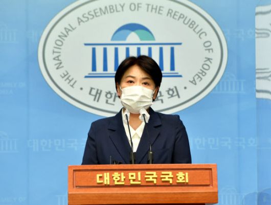 의원직, 대선 예비후보 사퇴를 선언한 국민의힘 윤희숙 의원이 27일 오후 서울 여의도 국회 소통관에서 부친의 부동산 불법거래 의혹과 여기에 자신이 관여한 것 아니냐는 의혹에 대해 반박하고 있다. 2021.8.27 연합뉴스