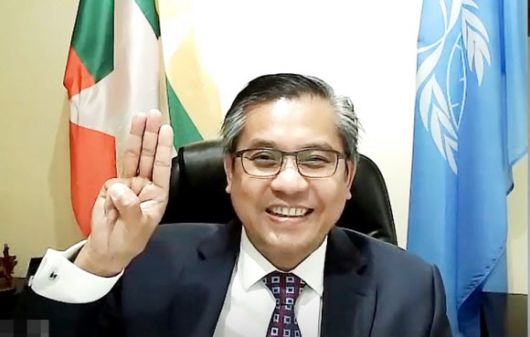 세 손가락 경례하는 주유엔 미얀마 대사 - 지난달 연합뉴스와 화상 인터뷰에서 저항의 상징 ‘세 손가락’ 경례를 하는 초 모 툰 주유엔 미얀마 대사 모습. 2021.9.6 연합뉴스