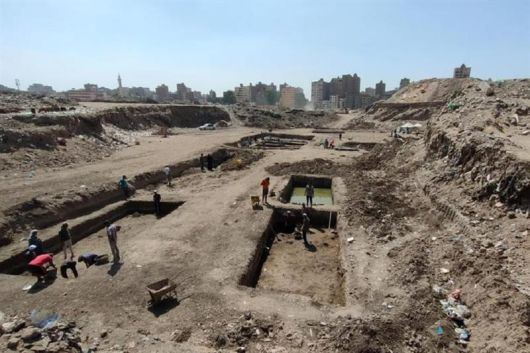 기원전 4세기 고대 이집트의 마지막 토착 왕조를 일으킨 파라오를 기리는 신전의 잔해가 나일강 동쪽 유적지에서 발견됐다.