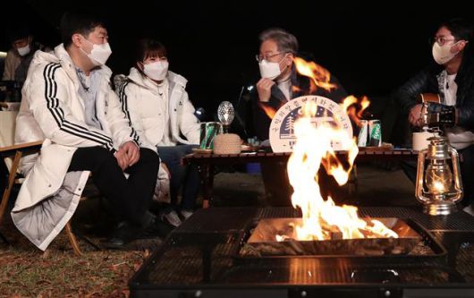 거제 예비부부와 캠핑하는 이재명 후보 - 전국 민생탐방 투어에 나선 이재명 더불어민주당 대선 후보가 13일 오후 경남 거제시 옥계해수욕장 오토캠핑장에서 거제 예비부부와 ‘명심캠핑’을 하고 있다. 2021.11.13 뉴스1