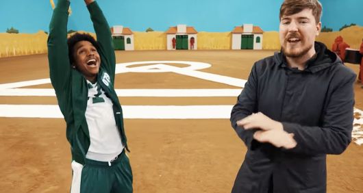 현실판 ‘오징어게임’의 최종 우승자가 기쁨에 환호하고 있다. 유튜브 ‘MrBeast’ 캡처