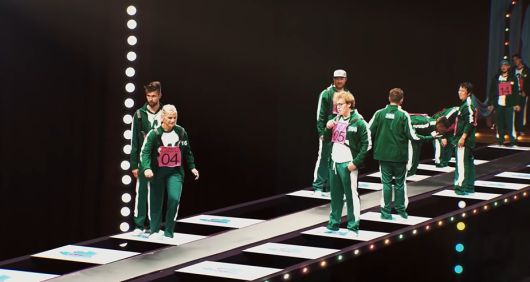 현실판 ‘오징어게임’의 ‘징검다리’ 게임에 참가하고 있는 모습. 유튜브 ‘MrBeast’ 캡처