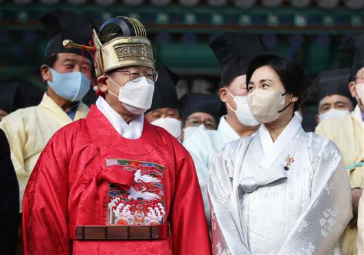 관복 입고 대화하는 이재명 후보 부부 - 매타버스(매주 타는 민생버스) 다섯번째 행선지로 고향인 대구?경북(TK)을 찾은 이재명 더불어민주당 대선 후보와 부인 김혜경 씨가 10일 오후 경주 이씨 시조 발상지인 경북 경주시 표암재 악강묘를 알묘하며 대화를 나누고 있다. 이 후보는 오는 13일까지 나흘간 경주, 대구, 칠곡, 안동, 문경, 영천, 포항 등을 차례로 찾아 지지율 최대 취약지역인 TK에서 반등을 노린다. 2021.12.10 뉴스1