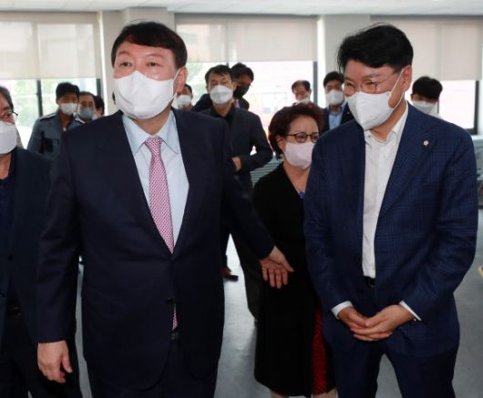 대선출마 후 두번째 부산을 방문한 당시 윤석열 국민의힘 대선 경선 후보가 4일 부산 사상구 당협위원회 사무실을 찾아 장제원 의원과 대화하고 있다. 2021.10.4 연합뉴스