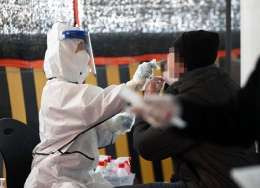 - 지난 3일 광주의 한 보건소 선별진료소에서 코로나19 검체를 채취하는 모습. 본문과 직접 관련 없음. 연합뉴스