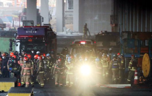 구급차로 이송되는 실종 소방관 - 6일 오후 경기도 평택시의 한 신축 공사장 화재 현장에서 실종됐던 소방관이 구급차로 이송되고 있다. 2022.1.6 연합뉴스
