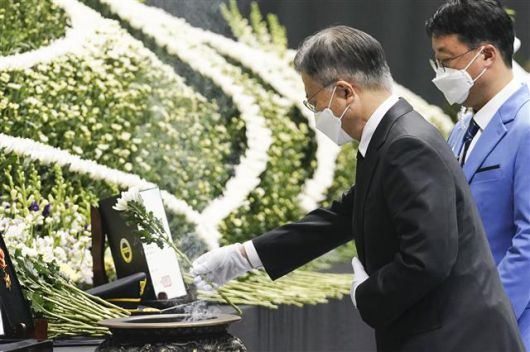 순직 소방관 합동영결식 헌화하는 문대통령 - 문재인 대통령이 8일 오전 경기도 평택시 이충문화체육센터에서 엄수된 경기도 순직 소방공무원 합동영결식에서 헌화하고 있다. 청와대 제공 2022.1.8