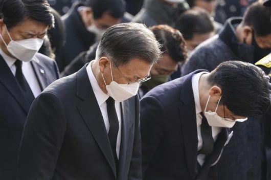 묵념하는 문재인 대통령 - 문재인 대통령이 8일 오전 경기도 평택시 이충문화체육센터에서 엄수된 경기도 순직 소방공무원 합동영결식에서 운구 차량을 향해 묵념하고 있다. 청와대 제공. 2022.1.8