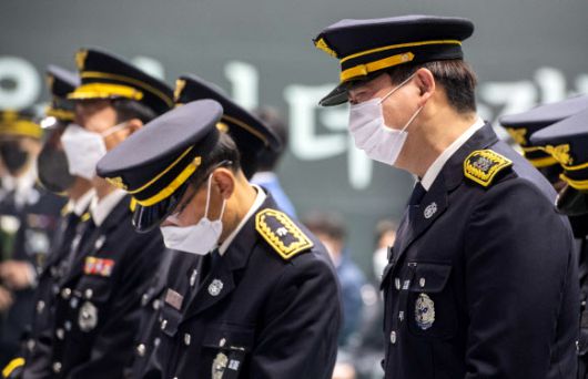 슬픔에 잠긴 동료 소방관들 - 8일 오전 경기도 평택시 이충문화체육센터에서 엄수된 평택 신축 공사장 화재 순직 소방공무원 합동 영결식에서 동료 소방관들이 헌화를 하며 눈물을 흘리고 있다. 2022.1.8 경기사진공동취재단