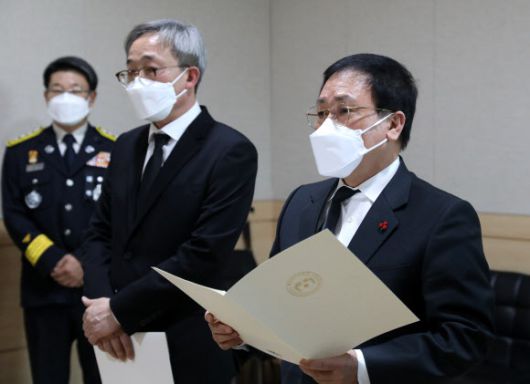 문재인 대통령 조전 대독하는 유영민 대통령비서실장 - 유영민 대통령비서실장이 7일 오전 경기도 평택시 제일장례식장에 마련된 평택 신축 공사장 화재 현장에서 순직한 이형석 소방경 빈소를 찾아 문재인 대통령 조전을 대독하고 있다. 2022.1.7 [공동취재] 연합뉴스