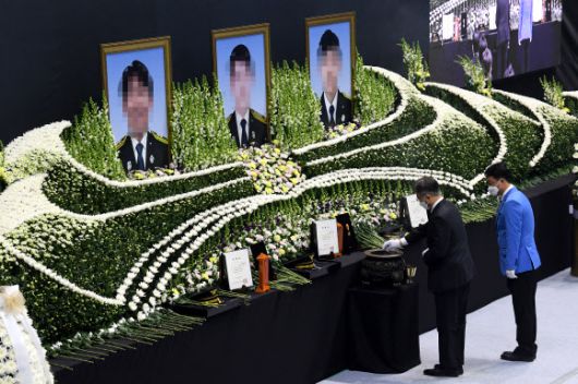 문대통령, 평택 순직소방관 합동영결식 참석 - 문재인 대통령이 8일 오전 평택시 이충문화체육센터에서 엄수된 평택 신축 공사장 화재 순직 소방공무원 합동 영결식에서 분향하고 있다.  2022.1.8 경기사진공동취재단