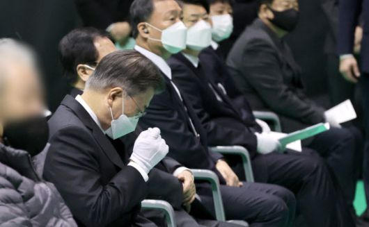 눈물 닦는 문재인 대통령 - 문재인 대통령이 8일 오전 경기도 평택시 이충문화체육센터에서 엄수된 평택 신축 공사장 화재 순직 소방공무원 합동 영결식에서 눈물을 닦고 있다. 2022.1.8 경기사진공동취재단