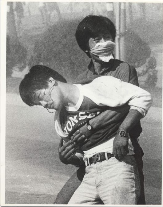 최루탄에 맞아 쓰러진 고 이한열 열사 - 1987년 6월 9일 연세대 정문 앞에서 벌어진 시위 도중 경찰이 쏜 최루탄에 머리를 맞아 피를 흘리며 쓰러진 고 이한열 열사. 서울신문DB