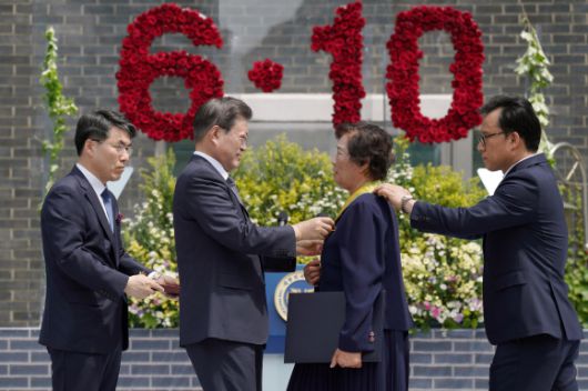 6·10 민주항쟁 33주년 이한열 열사 어머니에 모란장 - 문재인 대통령이 10일 서울 용산구 남영동 인권기념관에서 열린 제33주년 6·10 민주항쟁 기념식에서 이한열 열사의 어머니 배은심(오른쪽 두 번째) 여사에게 국민훈장 모란장을 수여하고 있다. 이 열사가 전두환 독재 타도 시위에 참여했다가 최루탄에 맞아 숨진 이후 배 여사는 민주화운동 희생자 진생규명·명예회복 활동을 해 왔다.도준석 기자 pado@seoul.co.kr