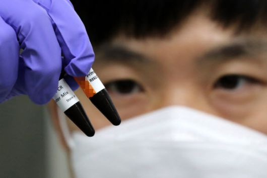 29일 오후 대전시 유성구 구성동 대전시보건환경연구원에서 시설 관계자가 코로나19 오미크론 변이를 검출해 내는 진단키트를 확보해 시약을 확인하고 있다. 2021.12.29 연합뉴스