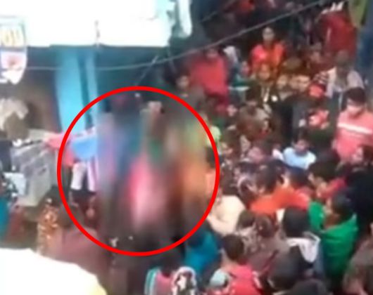 인도의 21세 가정주부가 집단 성폭행을 당한 뒤 가해자들에게 둘러싸여 길거리에서 곤혹을 치르는 모습의 동영상 캡쳐