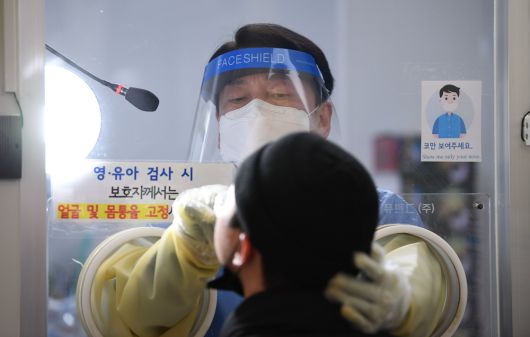 “단일화는 국민에 대한 배신”…가족 유세 나선 安 - 안철수 국민의당 대선 후보가 설 연휴 마지막 날인 2일 오후 서울 중구보건소 선별진료소에서 부인 김미경 교수와 함께 코로나19 검체 채취 의료봉사 활동을 하고 있다. 이날 동행한 딸 안설희 박사는 행정 업무 등을 지원했다. 2022.2.2 국회사진기자단