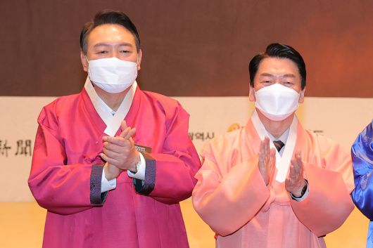 윤석열·안철수 대선후보 - 국민의힘 윤석열 대선후보와 국민의당 안철수 대선후보가 17일 서울 중구 프레스센터에서 열린 재경 대구경북인 신년교례회에 참석해 기념촬영을 하고 있다. 2022.1.17 국회사진기자단