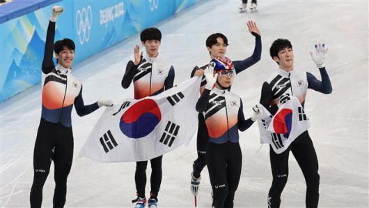 - 대한민국 남자 쇼트트랙 대표팀이 16일 중국 베이징 캐피털 실내 경기장에서 열린 ‘2022 베이징 동계올림픽’ 쇼트트랙 남자 5000m 계주 결승에서 2위로 결승선을 통과하며 은메달을 확정한 뒤 기뻐하고 있다. 2022.2.16 연합뉴스