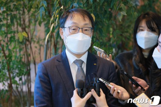 구현모 KT 대표가 17일 오전 서울 중구 서울중앙우체국에서 열린 통신3사 CEO 간담회를 마치고 취재진과 만나 대화를 하고 있다. 뉴스1.