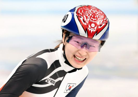 [올림픽] 환하게 웃는 최민정 - 최민정이 16일 중국 베이징 캐피털 실내 경기장에서 열린 2022 베이징 동계올림픽 쇼트트랙 여자 1500m 결승에서 1위로 결승선을 통과하며 금메달을 획득하고 환하게 웃고 있다. 2022.2.16 연합뉴스