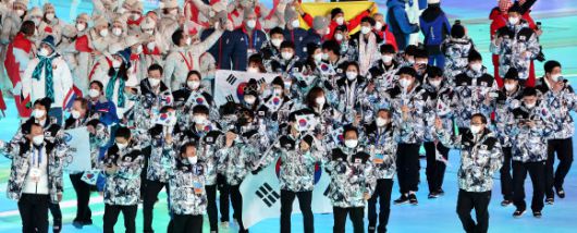 [올림픽] 폐회식 입장하는 대한민국 선수단 - 20일 중국 베이징 국립경기장에서 열린 2022 베이징 동계올림픽 폐회식에서 대한민국 선수단이 입장하고 있다. 2022.2.20 연합뉴스