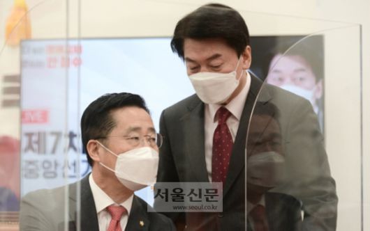 안철수 국민의당 대선후보(오른쪽)가 지난해 12월 30일 국회에서 열린 중앙선거대책위원회의에 참석, 회의 시작 전 이태규 총괄선대본부장(왼쪽)과 이야기를 나누던 모습이다. 김명국 선임기자.