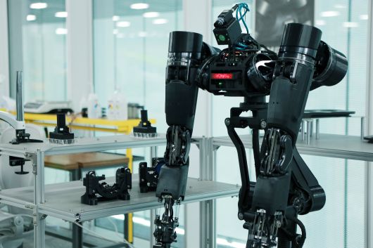 네이버랩스에 있는 양팔로봇 ‘엠비덱스’. 섬세한 동작으로 다른 로봇을 소독하는 등의 작업이 가능하다. 아직은 테스트 단계이지만, 조만간 건물 내 카페 등에 설치돼 오가는 배달로봇 소독에 사용될 예정이다. 네이버 제공.