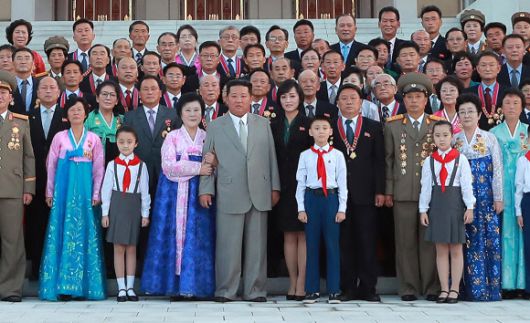 북한 리춘히 아나운서와 팔짱 낀 김정은 - 평양중앙통신=연합뉴스 2021.9.9
