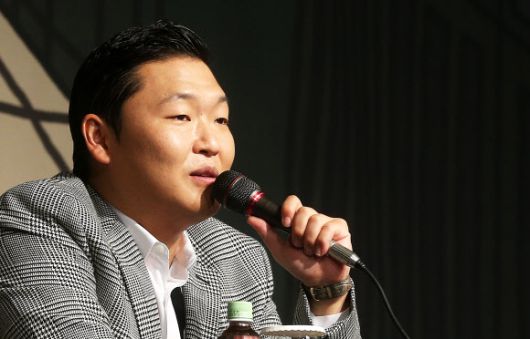 ‘강남스타일’로 월드스타로 떠오른 가수 싸이가 25일 오후 서울 강남구 삼성동 라마다호텔에서 귀국 기자회견을 열고 질문에 답하고 있다.연합뉴스