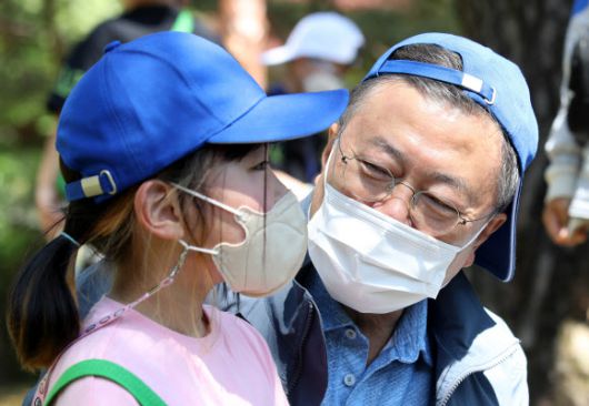 어린이와 대화하는 문재인 대통령 - 문재인 대통령이 어린이날인 5일 오후 청와대  녹지원에서  열린  ‘어린이날 100주년 기념 청와대 어린이 초청행사’에서 어린이와 휴식 시간 대화하고 있다.      이날 행사에는 벽지 분교및 개교 100주년을 맞은 초등학교 학생들이 초청됐다.   2022.5.5 연합뉴스