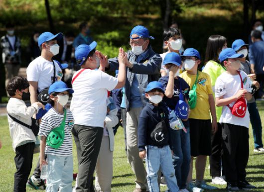 어린이와 함께한 문재인 대통령 - 문재인 대통령이 어린이날인 5일 오후 청와대  녹지원에서  열린  ‘어린이날 100주년 기념 청와대 어린이 초청행사’에서 어린이들과 운동회에 함께 참가하고 있다.이날 행사에는 벽지 분교및 개교 100주년을 맞은 초등학교 학생들이 초청됐다. 2022.5.5.연합뉴스