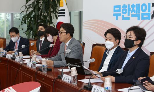 [서울=뉴시스] 김선웅 기자 = 국민의힘 권성동 원내대 - [서울=뉴시스] 김선웅 기자 = 국민의힘 권성동 원내대표가 23일 오전 서울 여의도 국회에서 열린 최고위에서 모두발언을 하고 있다.  (공동취재사진) 2022.06.23. photo@newsis.com