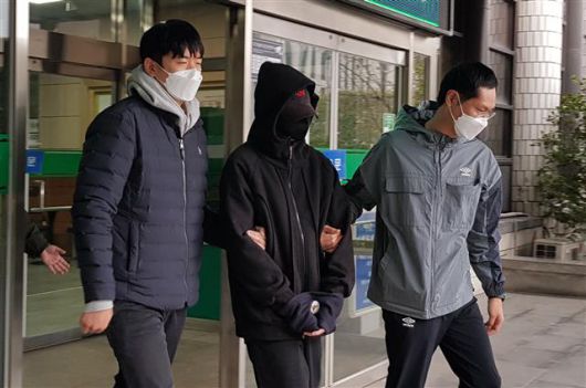 검찰 송치되는 장제원 의원 아들 래퍼 노엘 - 무면허 운전과 음주측정 거부 경찰관 폭행 등 혐의로 구속된 장제원 국민의힘 의원 아들인 래퍼 노엘(본명 장용준)이 19일 서울 서초구 서초경찰서에서 나와 검찰로 송치되고 있다. 2021.10.19/뉴스1