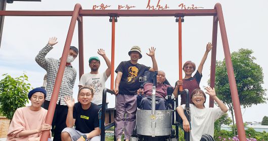 제주 삼달다방  - 장애인과 비장애인이 함께 탈 수 있는 ‘휠체어 그네’에서 삼달다방에 머무는 이들과 이상엽(오른쪽 네 번째) 대표, 규식씨가 환하게 웃고 있다. 제주 김주연 기자