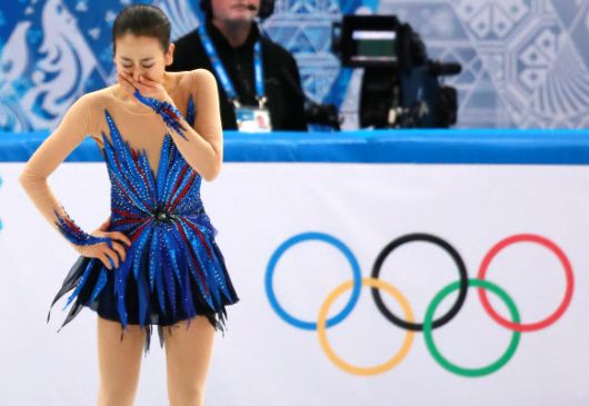 울음 터뜨린 마오 제22회 러시아 소치 동계올림픽에 출전한 일본 피겨스케이팅 아사다 마오가 21일 오전(한국시간) 소치 아이스버그 스케이팅 팰리스에서 열린 여자 피겨스케이팅 싱글 프리 스케이팅 경기에서 연기를 마친 뒤 울음을 터뜨리고 있다. 연합뉴스