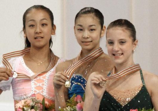 세계주니어피겨스케이팅선수권대회 금메달리스트 김연아(가운데)가 은메달리스트 일본의 아사다 마오(왼쪽),동메달리스트 미국의 크리스틴주코우스키(오른쪽)와 함께 메달을 수여받은 뒤 카메라를 향해 포즈를 취하고있다.